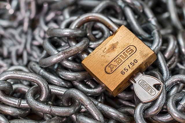 Security%20lock%20key%20and%20chains Security lock key and chains